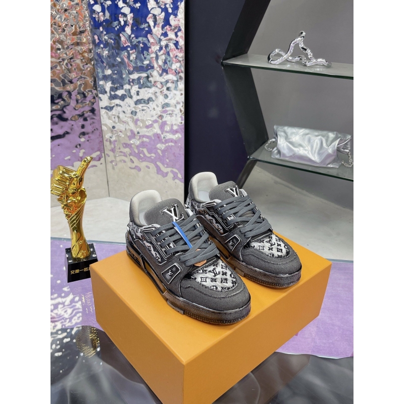 l**is V*t*n sneakers